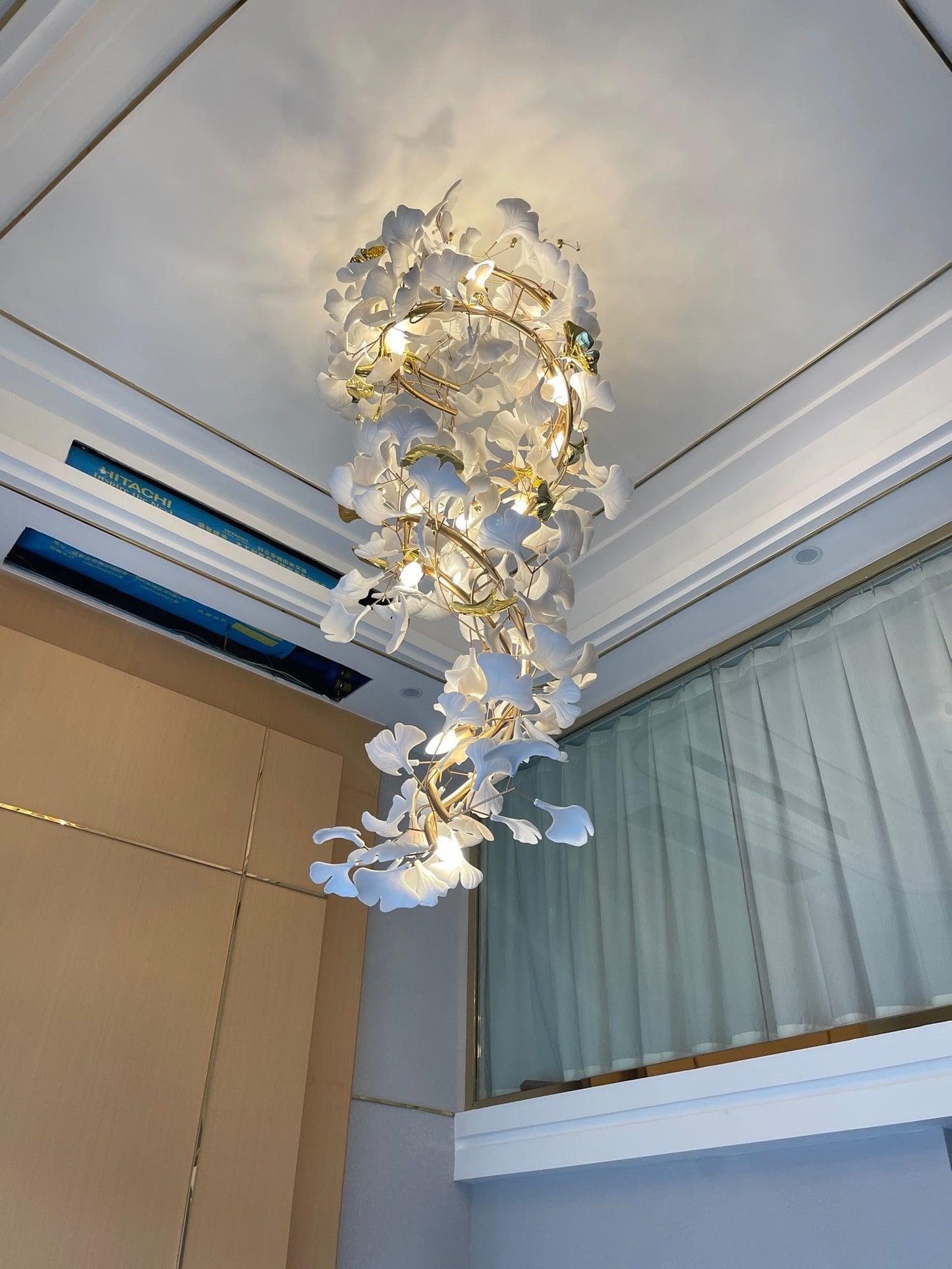 Gingko Chandelier Q USE White and Gold