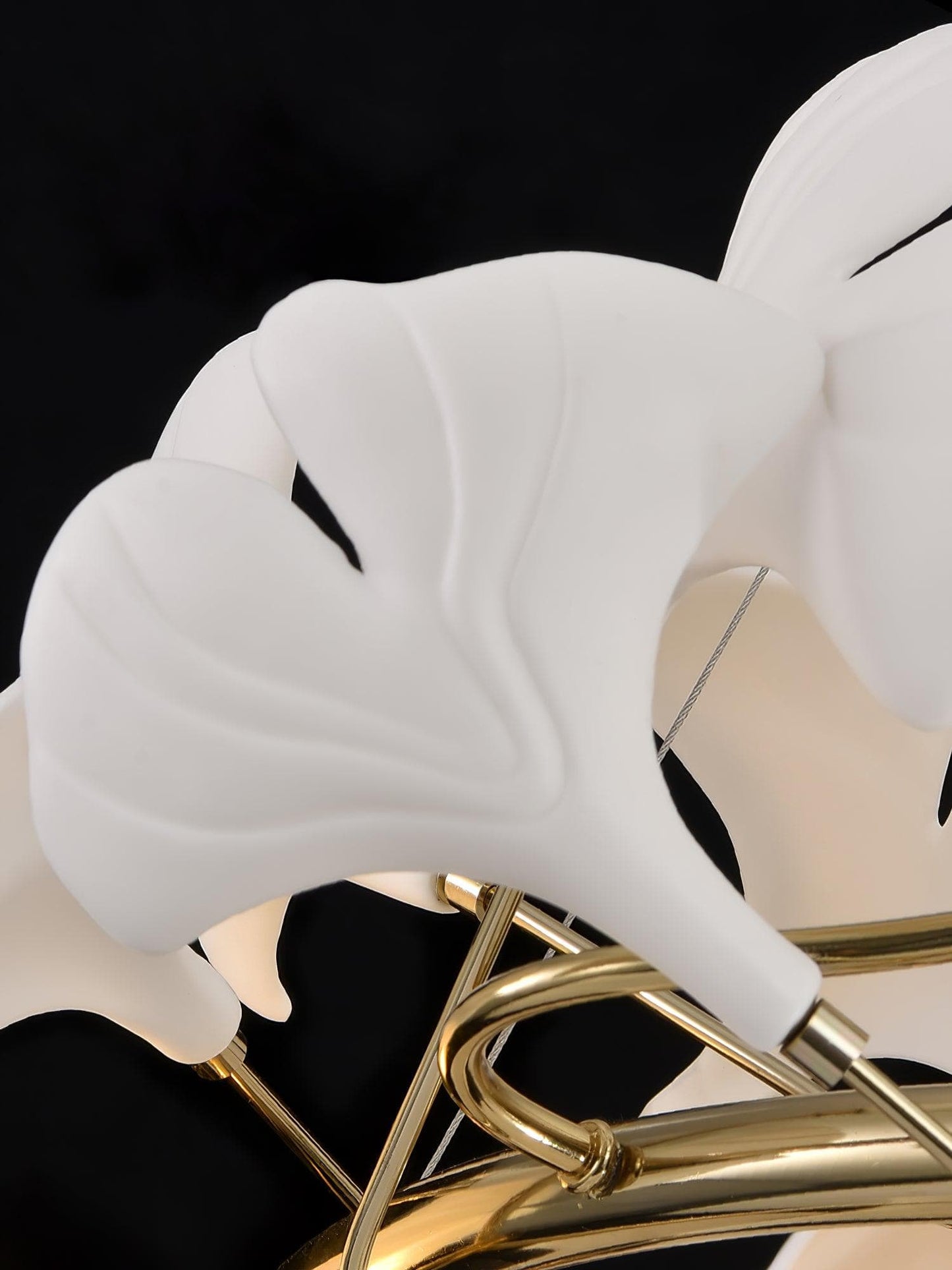 Gingko Chandelier Q USE White and Gold